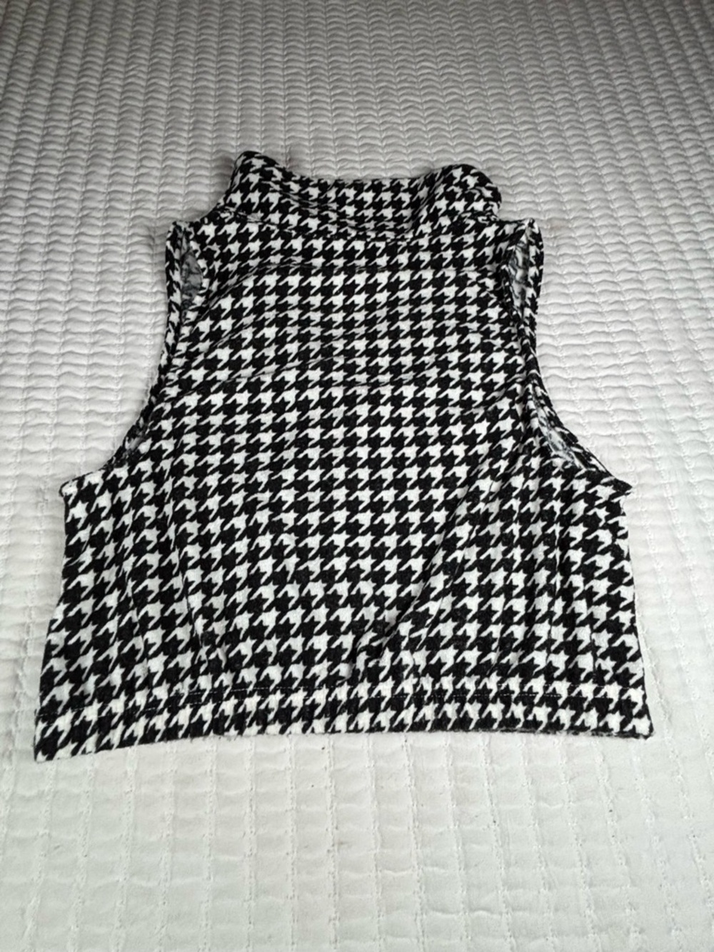 SO Sleeveless Houndstooth Top Size Large Black White Mock Neck Crop Tank Stretch - Picture 7 of 7